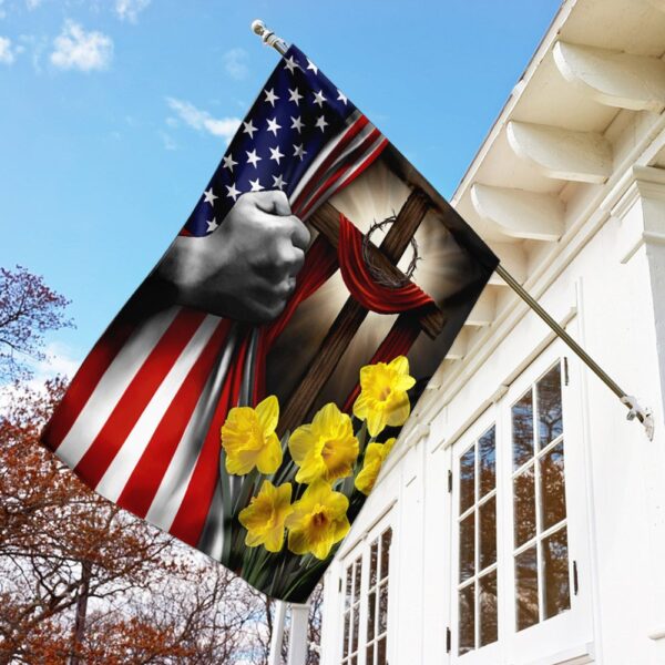 Easter Daffodils Cross & US Flag: Patriotic Spring Decor - Image 4