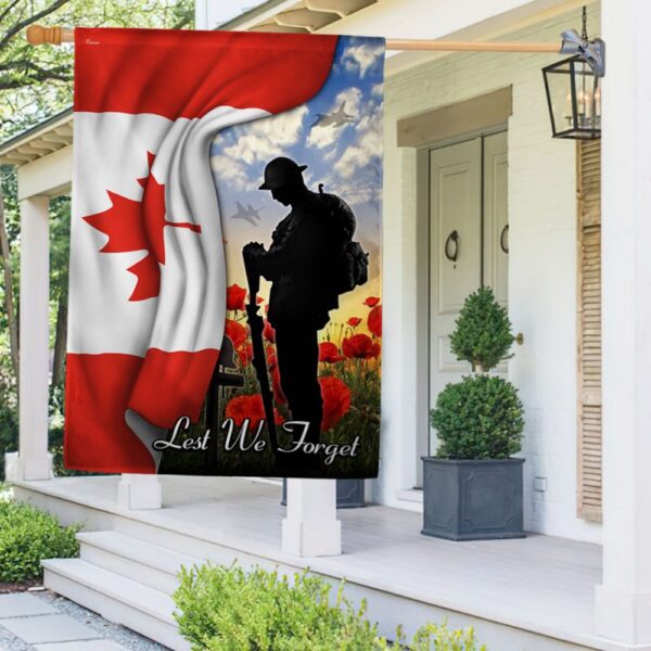 Remembrance Day Poppy: Canadian Flag Lest We Forget TQN1111F